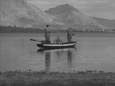 Gölde balık tutan bir sandalda üç adam, bir adam denizde; deniz manzarası; ted, arka planda fells by Joseph Hardman