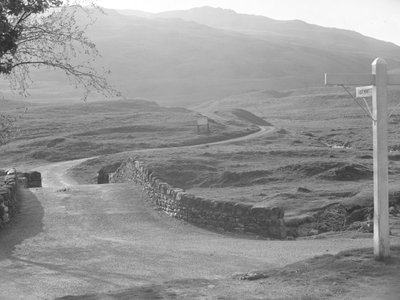 Hardknott Geçidi üzerinden geçen yolun Hardknott yönünü gösteren bir tabela ile görünümü by Joseph Hardman