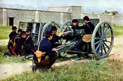 Paris'in doğusundaki Marne Muharebesi sırasında havan topuyla hareket eden Fransız askerleri, Eylül 1914 (otokrom) by Jules Gervais Courtellemont