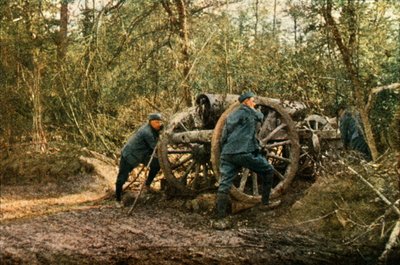 Obüs ile ormanda üç Fransız askeri, Verdun, Eylül 1916 (otokrom) by Jules Gervais Courtellemont