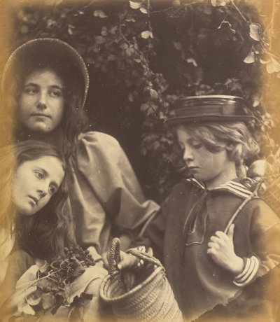 Elizabeth Keown, Kate Keown ve Freddy Gould, c. 1866-1868. by Julia Margaret Cameron