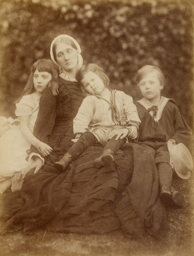 Bayan Herbert Duckworth, Florence Fisher, George Duckworth ve Herbert Fisher ile birlikte, Ağustos 1872. by Julia Margaret Cameron