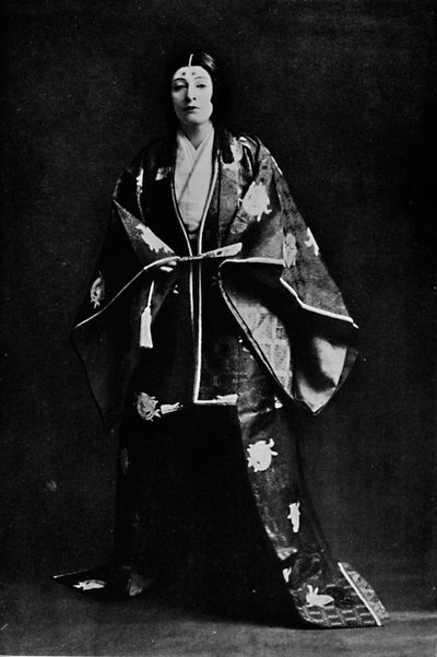 Bayan Charles Burnett, 15. Yüzyıl Japon Sarayı kostümü içinde. Japonya