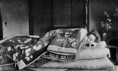 Saki, kahya, kapitone bir kimono altında sert yastıklı bir şilte üzerinde uyuyor, c1900, 1921 by Julian Leonard Street
