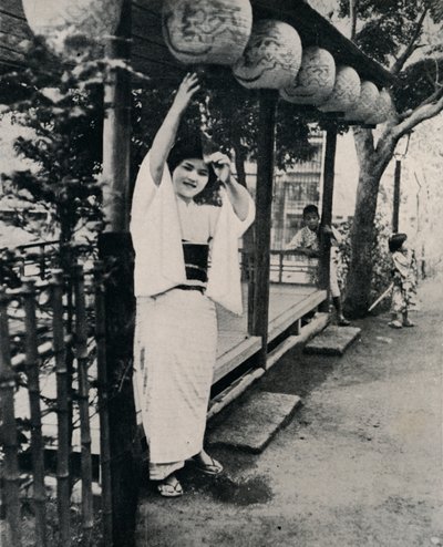 Nesan denilen çaycı hizmetçisinin tatlı tabiatlı gülümsemesi - abla, c1900, 1921. by Julian Leonard Street