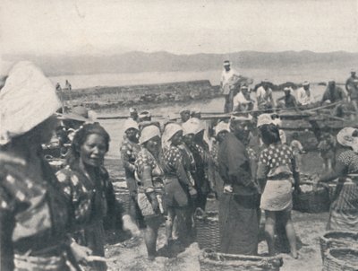 Tai-no-ura - balıkçı tekneleri, ağları ve sepetleri olan erkekler ve kadınlar, c1900, 1921. by Julian Leonard Street