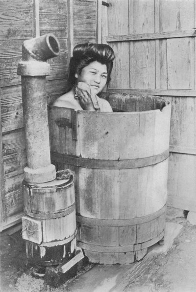 Banyo, kömür sobalı büyük bir fıçıdır. Sık sık dışarıda, c1900, 1921 by Julian Leonard Street