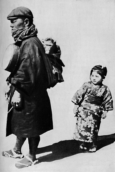 Davul ve maymunuyla, eski tarz org öğütücümüz c1900, 1921