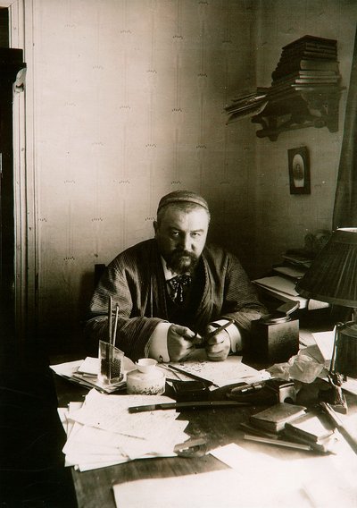 Alexander Kuprin, Rus yazar, masasında, Gatchina, Rusya, 20. yüzyılın başlarında. by Karl Karlovich Bulla