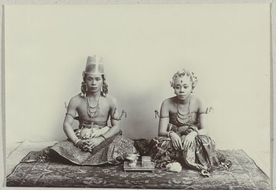 Oturan genç bir Cava erkek ve bir batik sarong giyen kadının stüdyo portresi by Kassian Cephas