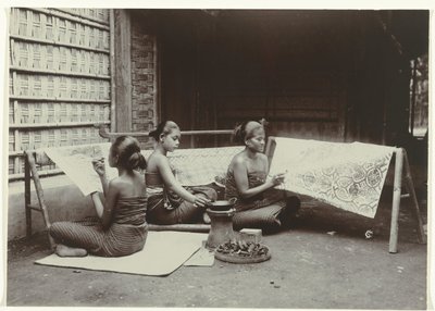 Üç Cava Kadın Kumaş Üzerine Batik Tasarımlar Çiziyor Malaya peştemâli giymiş üç Cavalı kadın kumaşa batik desenler yapıyor. by Kassian Cephas