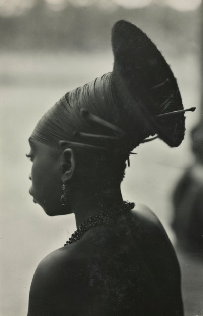 Mangbetu-Frisur, Fotoğraf: Kazimierz Zagórski, 1928-1 by Kazimierz Zagórski