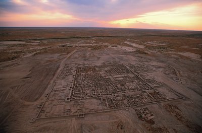 Kazı alanının havadan görüntüsü; Oxus Uygarlığı; Türkmenistan; Gonor Depe alanı; Victor S..., 2004 (fotoğraf) by Kenneth Garrett