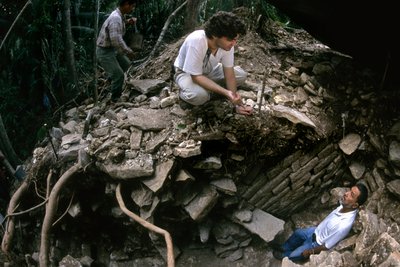 Cancuen, Guatemala, Arthur Demarest, Rudy Larios, Maya, saray, Klasik Dönem, Peten, 2004 (fotoğraf) by Kenneth Garrett
