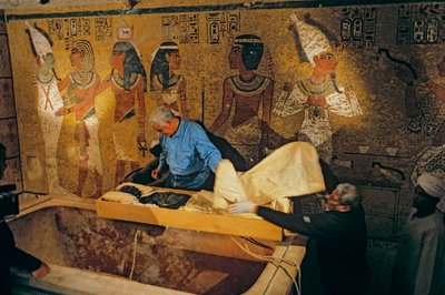 Dr. Zahi Hawass ve tüm Mısırlı araştırma ekibi Kral Tut