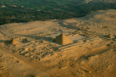 Mısır; Arkeoloji; Eski Krallık; Sakkara; Djoser Piramidi, Basamaklı Piramit, 3. Hanedanlık by Kenneth Garrett