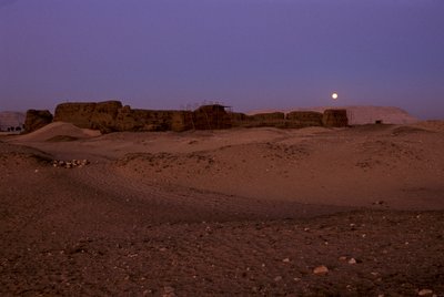 Khasekhemuy Şuneti üzerinde batan dolunay, Abydos, Mısır, 2005 (fotoğraf) by Kenneth Garrett
