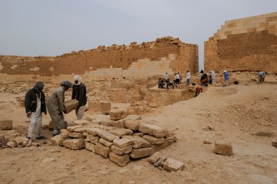 Son Firavunlar MM7836, Mısır, Taposiris Magna, Tapınak, Kathleen Martinez, Osiris, Isi..., 2011 (fotoğraf) by Kenneth Garrett