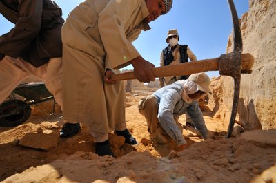Son Firavunlar MM7836, Mısır, Taposiris Magna, Tapınak, Kathleen Martinez, Osiris, Isi..., 2011 (fotoğraf) by Kenneth Garrett