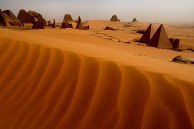 Meroe Piramitleri, Begarawiya Piramitleri, Sudan, Nubia, Kara Firavunlar, Üçüncü Ara..., 2007 (fotoğraf) by Kenneth Garrett