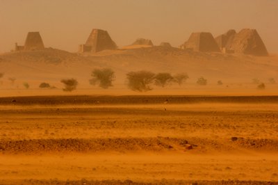 Meroe Piramitleri, Begarawiya Piramitleri, Sudan; Nubia; Kara Firavunlar; Üçüncü Ara..., 2007 (fotoğraf) by Kenneth Garrett