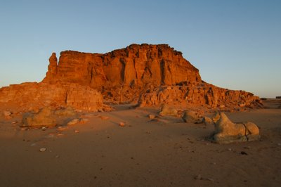 Ay batımı ve gün doğumu, Taharka Tapınağı, Ram Kapısı, Gebel Barkal, Tapınak Kompleksi, Firavun..., 2007 (fotoğraf) by Kenneth Garrett