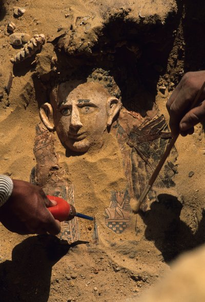 Yetişkin bir erkek mumyası, Bahariya, Greko-Romen Dönemi, 2002 (fotoğraf) by Kenneth Garrett