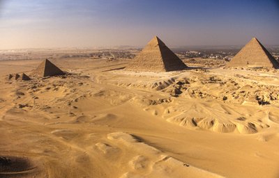 Giza Piramitleri; Khafre; Khufu; Menkaure, Giza; Mısır by Kenneth Garrett
