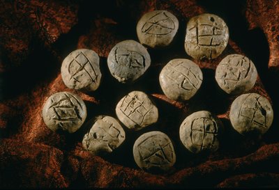 Yuvarlak bulla; eser, Oxus Uygarlığı; Türkmenistan; Gonor Depe sitesi; Victor Sari..., 2004 (fotoğraf) by Kenneth Garrett