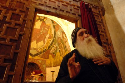 Saint Anthony Manastırı, Peder Ruwais, Kıpti keşiş, Mısır, Yahuda İncili; Kodeks..., 2006 (fotoğraf) by Kenneth Garrett