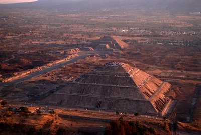 Teotihuacan; Ay Piramidi; Piramitler; Mezo Amerika; Meksika; Antik Kültürler-Th..., 2005 (fotoğraf) by Kenneth Garrett