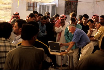 Urkesh, Hurrian İmparatorluğu, Suriye, MÖ 2400, Giorgio Buccellati mevsimsel bulguları paylaşıyor..., 2004 (fotoğraf) by Kenneth Garrett