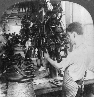 Ayakkabı fabrikasında kalıcı makine şekillendirme ayakkabıları, Lynn, Massachusetts, ABD, 20. yüzyılın başlarında by Keystone View Company