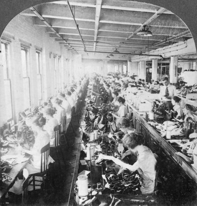 Büyük bir ayakkabı fabrikasında dikiş odası, Syracuse, New York, ABD, 20. yüzyılın başlarında by Keystone View Company