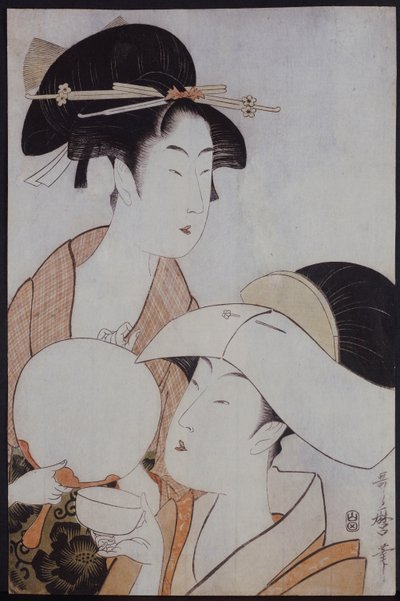 Biri vantilatör tutan, diğeri başörtülü, çay bardağı tutan iki kadının büstü portresi by Kitagawa Utamaro