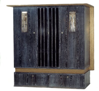 Mobilya: Koloman Moser (1868-1918) tarafından yapılmış siyah cilalı meşe, altın ahşap, gümüş metal ve camdan müzikli gardırop 1904 Dim. 1,99 m Paris, Orsay Müzesi by Koloman Moser