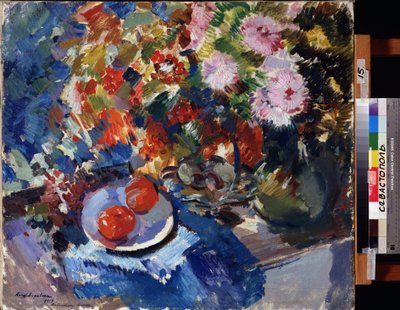 Asterler ve Domatesler (Asterler ve Domatesler). Natürmort, büyük bir buket çiçek ve bir masaya yerleştirilmiş iki domatesli bir tabak ile. Konstantin Alekseyeviç Korovin