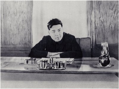 Yoldaş Kim Il-sung, Kuzey Kore Halk Konseyi'ndeki ofisinde (litho) by Korean Photographer