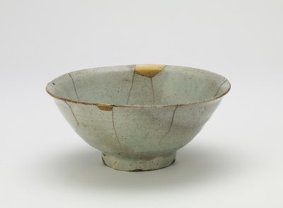 17. yüzyıl başı kase (şeffaf, uçuk mavi sırlı porselen, altın cila onarımları) by Korean School