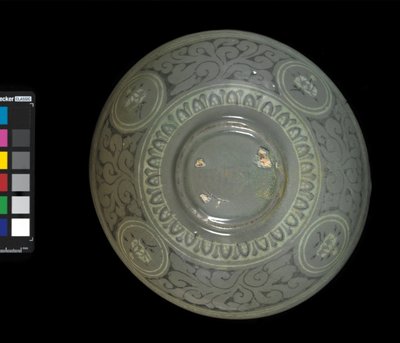 Vinçli ve bulutlu kase, c.1150-1200 (seladon sırlı taş eşya) by Korean School