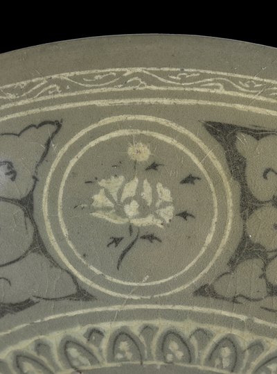 Vinçli ve bulutlu kase, c.1150-1200 (seladon sırlı taş eşya) by Korean School