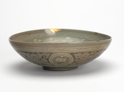 Vinçli ve bulutlu kase, c.1150-1200 (seladon sırlı taş eşya) by Korean School