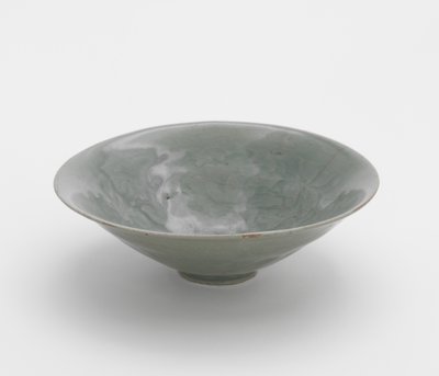 Kalıplanmış şakayık sarmaşık desenli kase, 12. yüzyılın ilk yarısı (seladon sırlı taş eşya) by Korean School