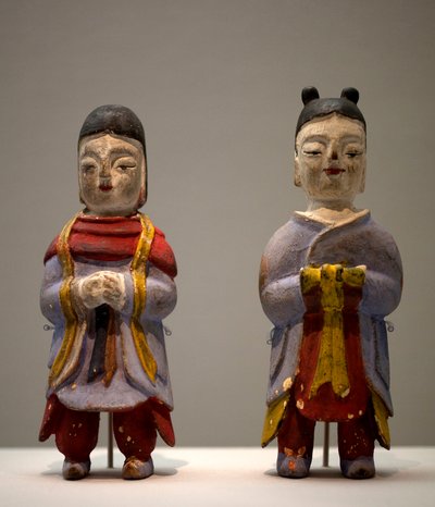 Şaman kostümlü figürler. Çok renkli ahşap heykelcikler, art coreen by Korean School