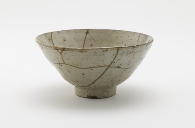 Çay kasesi (koraijawan), 16. yüzyılın ikinci yarısı (şeffaf, uçuk mavi sırlı porselen, altın cila onarımları) by Korean School