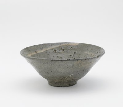 Çay kasesi, Totoya tipi, Kyongsang Namdo eyaleti, Kore, Choson dönemi, 16. yüzyıl sonu-17. yüzyıl başı (feldspatik sır altında fırçalanmış astarlı seramik) by Korean School