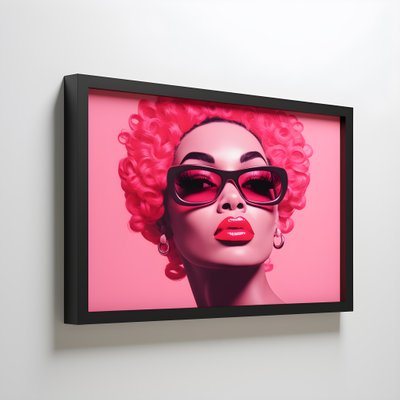 Pembe ahşap çerçeveli siyah bir kadının güçlü olduğunu ilan eden sanat eseri 1 by Kurt Heppke