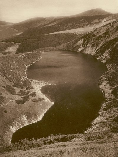 Büyük Gölet ve Sněžka (Dev Dağlar); Büyük Göl ve Schneekoppe (Dev Dağlar) (s/b fotoğraf) by Kurt Hielscher