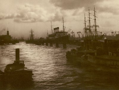 Hamburg limanında; Hamburg Limanı (s/b fotoğraf) by Kurt Hielscher