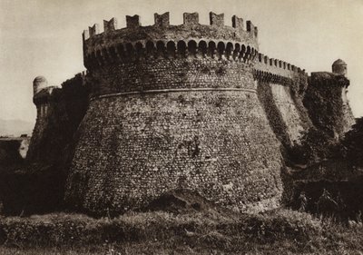 İtalya: Castello Sarzanello (s/b fotoğraf) by Kurt Hielscher